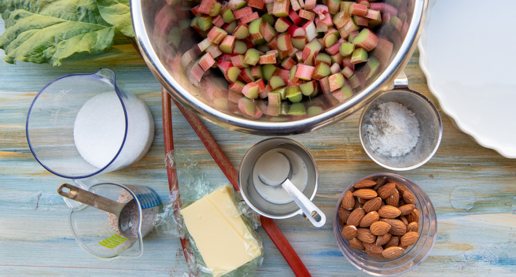 Ingredienser till rabarberkakan: strösocker; kanel, socker och potatismjöl blandat; smör, grädde, mandlar och vetemjöl. 