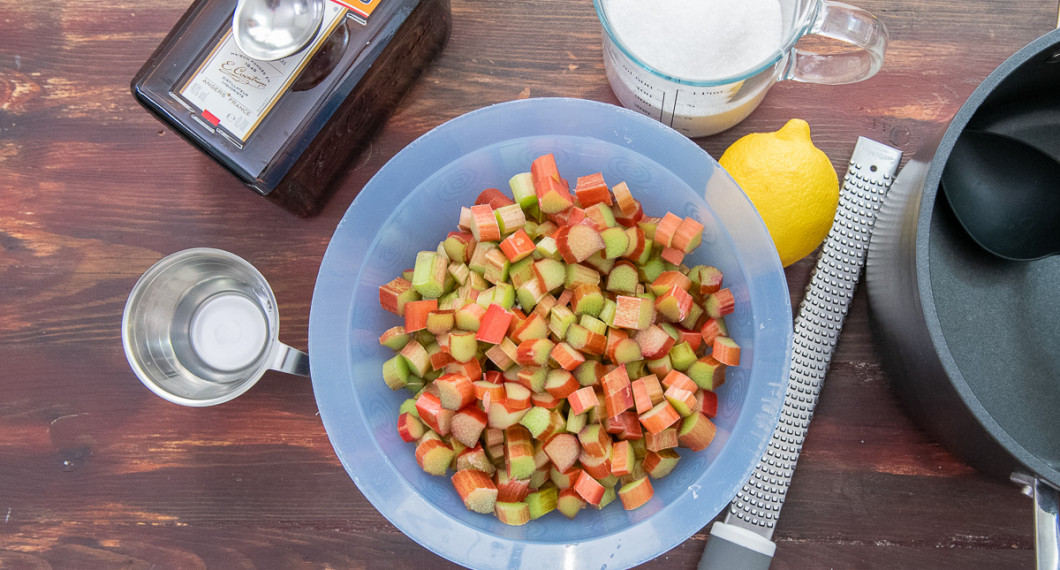Till marmeladen behöver du rabarber, Cointreau, vatten, syltsocker samt citron. 