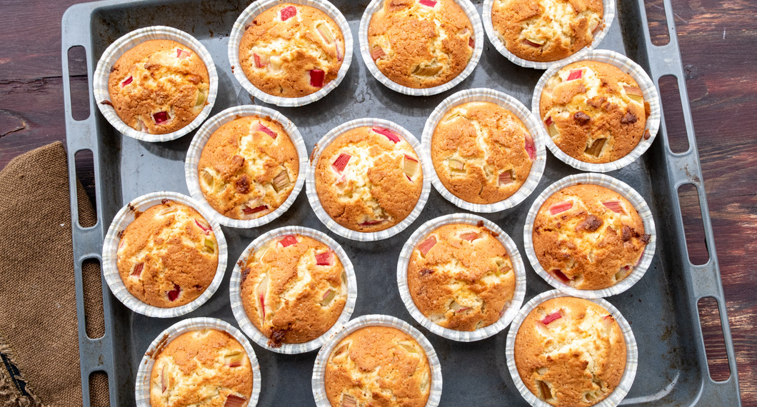 Nybakade muffins med rabarber, vit choklad och kokos på plåt