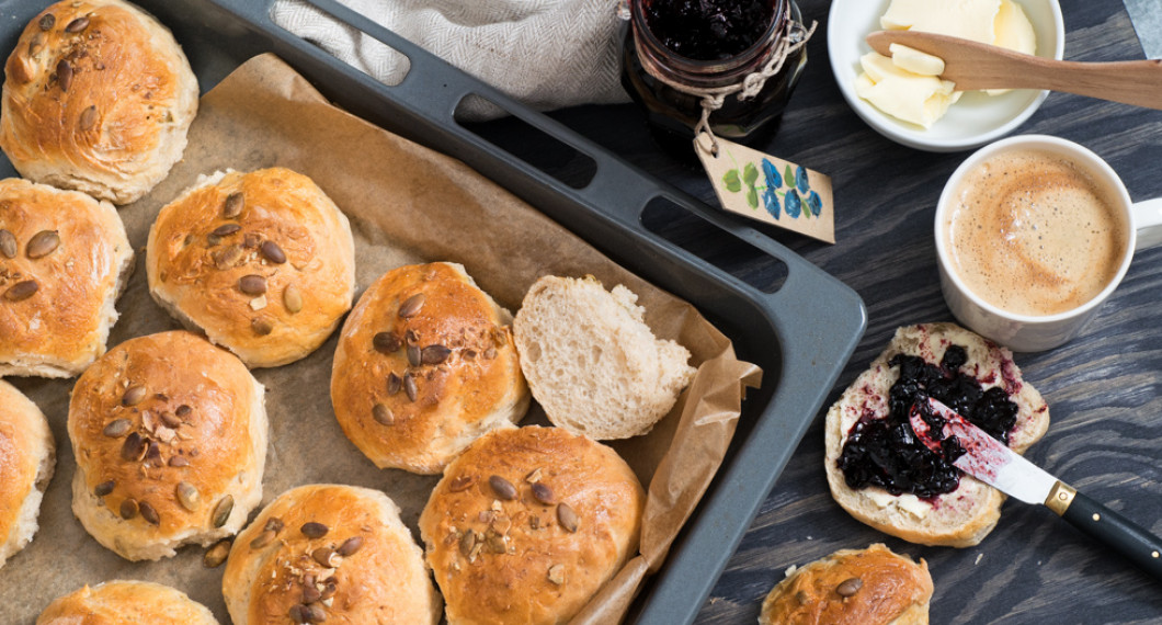 Nybakta rågbullar med smör och hemgjord marmelad