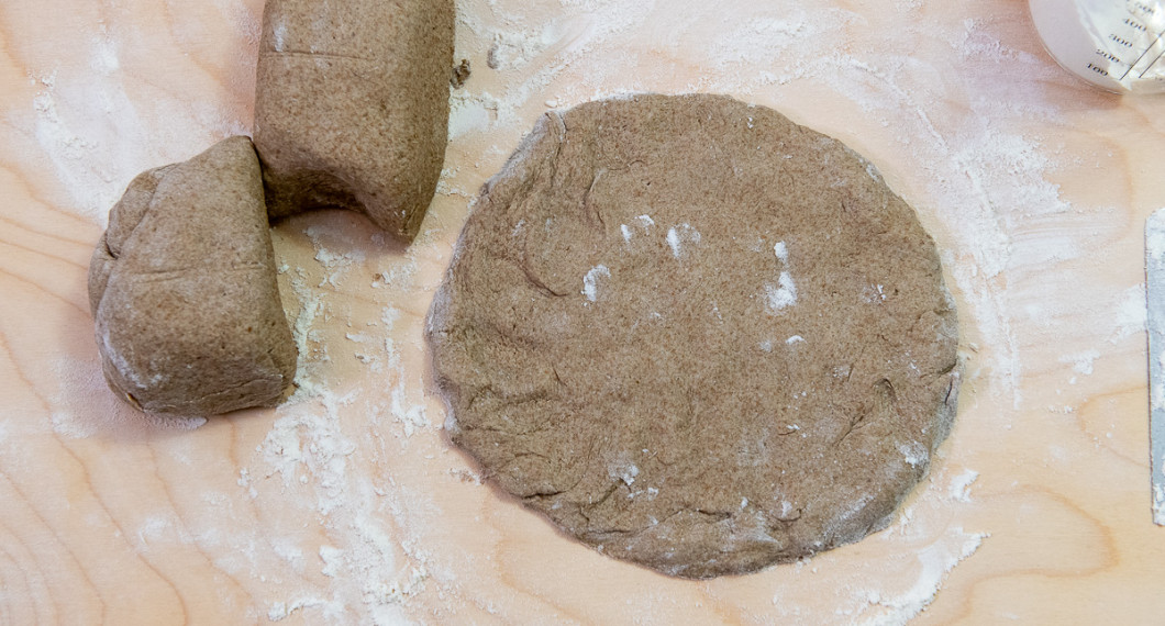 Kavla eller platta ut till runda kakor ca 15 cm diameter. 