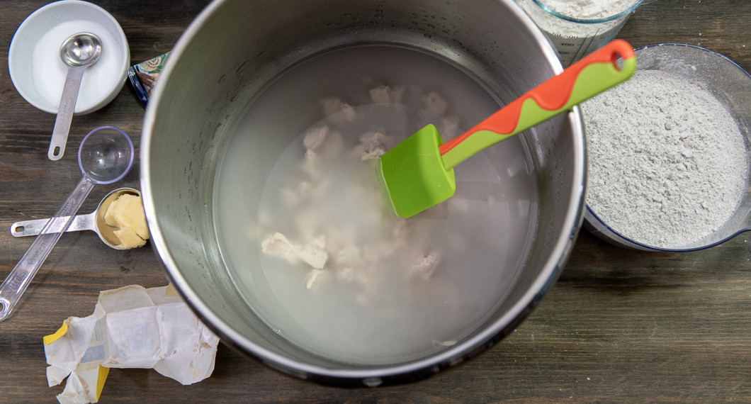 Smula sönder jästen i en bakbunke och tillsätt fingervarmt vatten. Rör så att jästen löser sig.