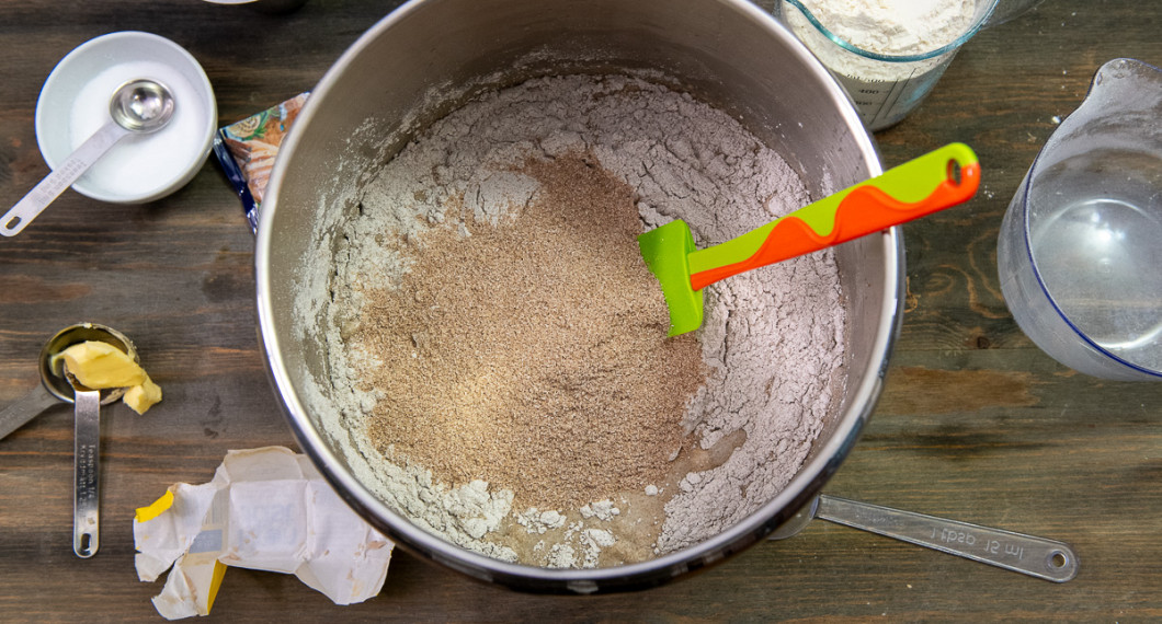 Tillsätt rågmjöl och vetekli.
