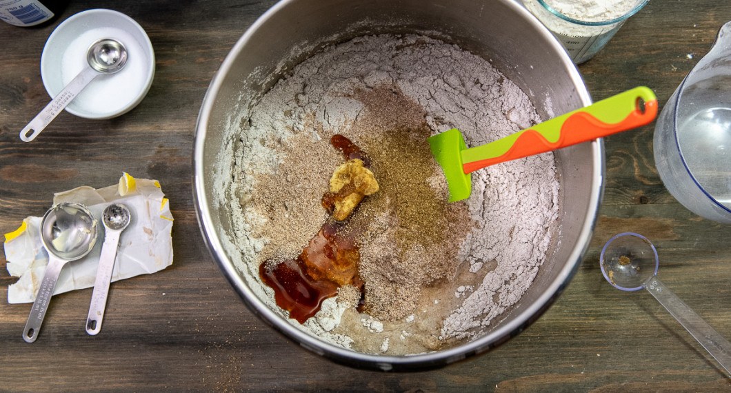 Tillsätt smör, sirap, brödkryddor, ättika och salt. 