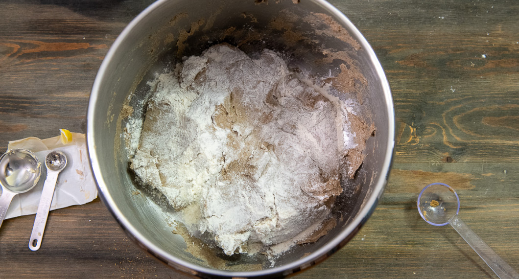 Tillsätt vetemjöl och knåda ihop för hand i 10 minuter eller i degblandare 5 minuter. 