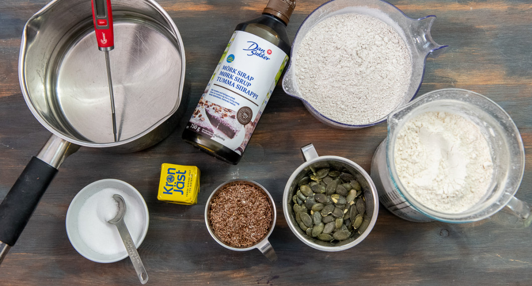 Till rågrutorna behöver du vatten, salt, jäst, sirap, linfrön, pumpafrön, rågmjöl och vetemjöl. 