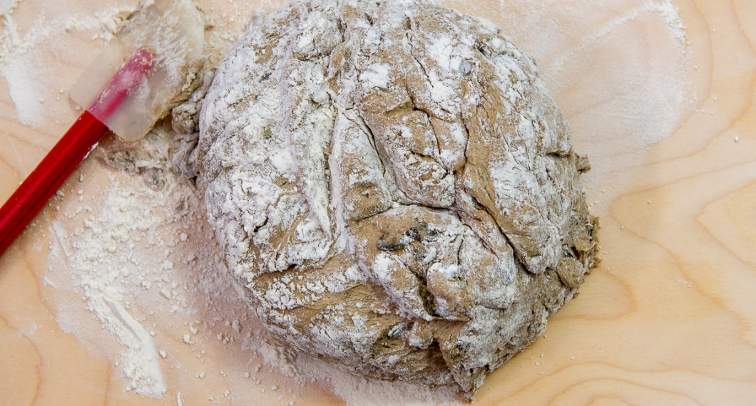 Ta upp på mjölat bakbord och knåda ihop till en deg. 