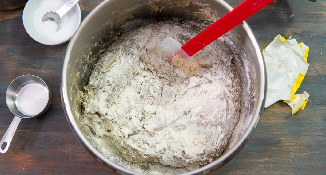 Knåda i 5 minuter i bakmaskin eller 10 minuter för hand. Låt jäsa övertäckt i 40 minuter. 