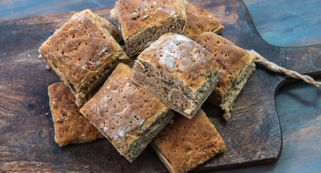 Dela i rutor och njut nybakat. 