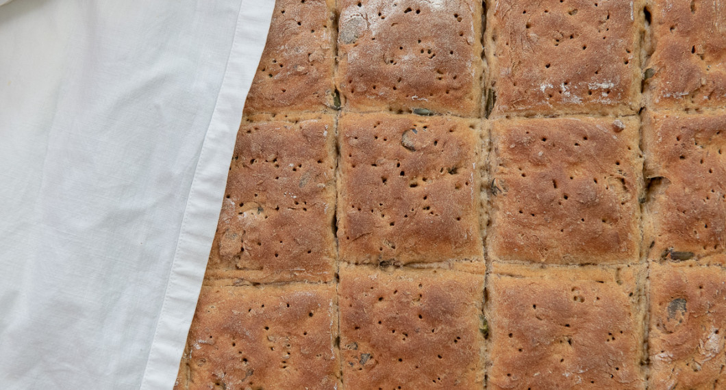 För över hela brödet på bakplåtspappret till ett galler och låt svalna under bakduk. 