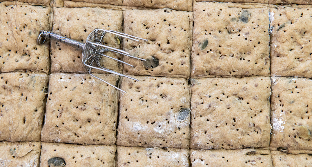 Nagga hål här och där med en brödnagg eller gaffel. 