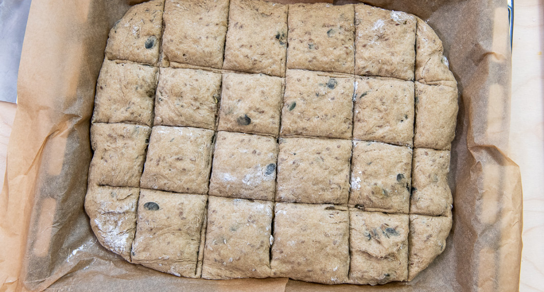 Markera ut rutor i degen genom att skära en bit ned i degen med en vass kniv. 