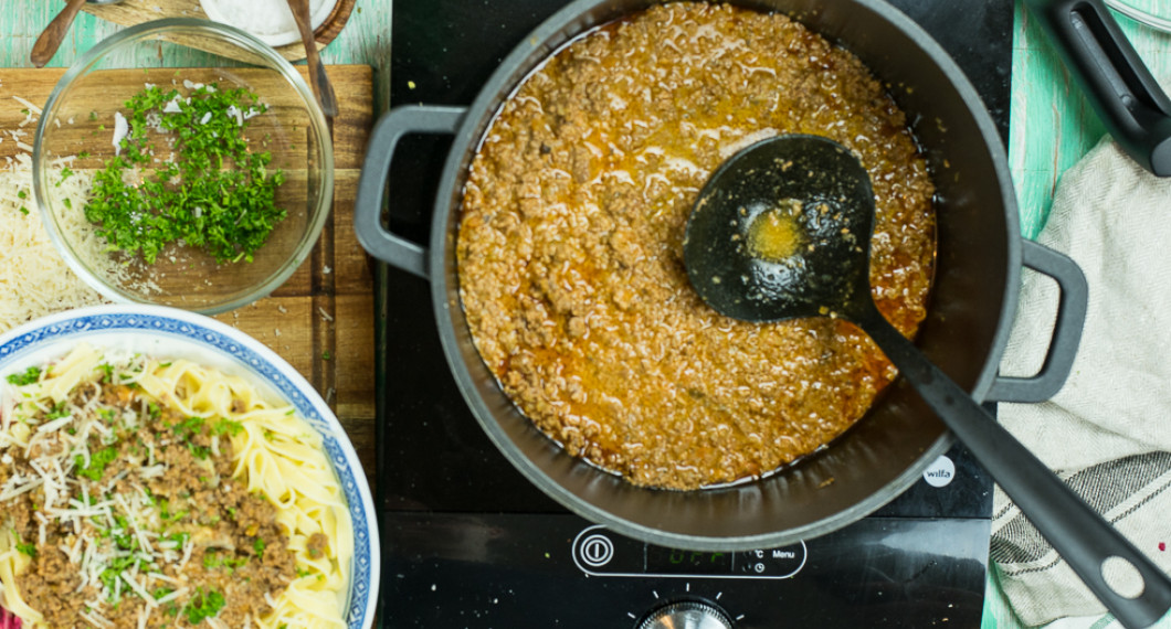 Du kan laga köttfärssåsen med smör som är klassiskt i Emila-Romagna - olivolja går också bra. 