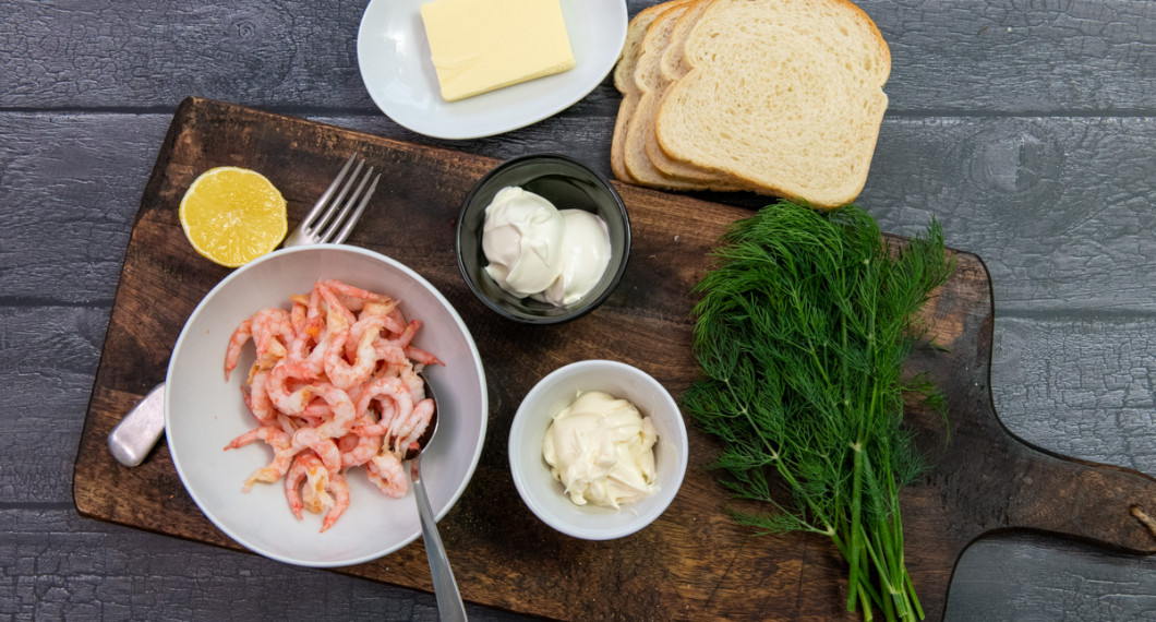 Till räksnittarna behöver du räkor, citron, majonnäs, crème fraiche och dill samt toastbröd och smör. 