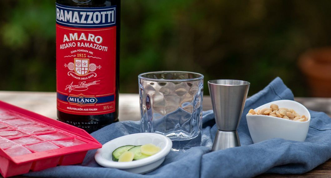 Till drinken behöver du kyld Amaro Ramazzotti, färsk ingerfära, gurka, is och ett lågt drinkglas. 