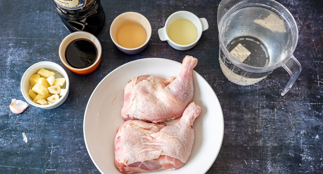 Ingredienser till buljongen: tärnad färsk ingefära och vitlök, kycklingklubbor, soja, sake, matolja, vatten samt utanför bild socker. 