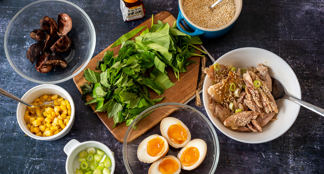 Övriga ingredienser till 2 portioner soppa: majs, salladslök, shiitake, ramslök, kirskål, sojamarinerade ägg, chiliolja rayu, sesamfrön och kyckling. 