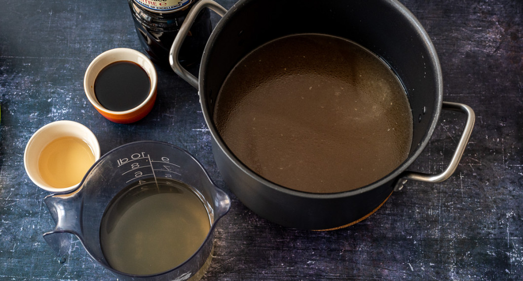 Till kycklingbuljongen tillsätts dashi fiskbuljong, sake och soja. Koka upp. 