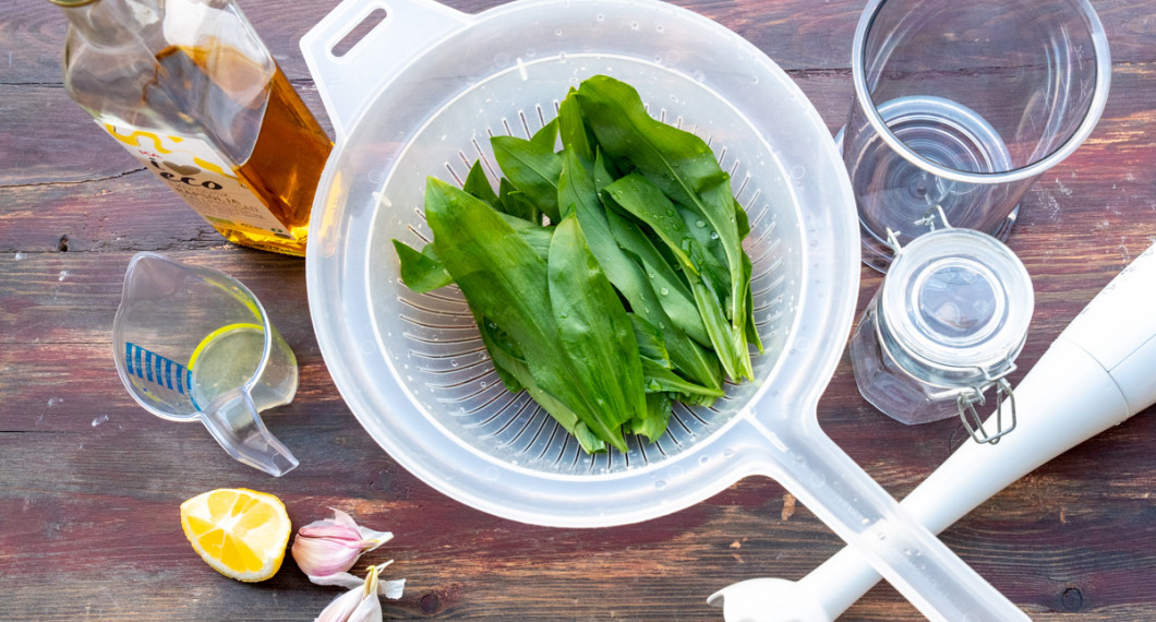 Färska blad ramslök samt ingredienser som rapsolja, citron och vitlök. 