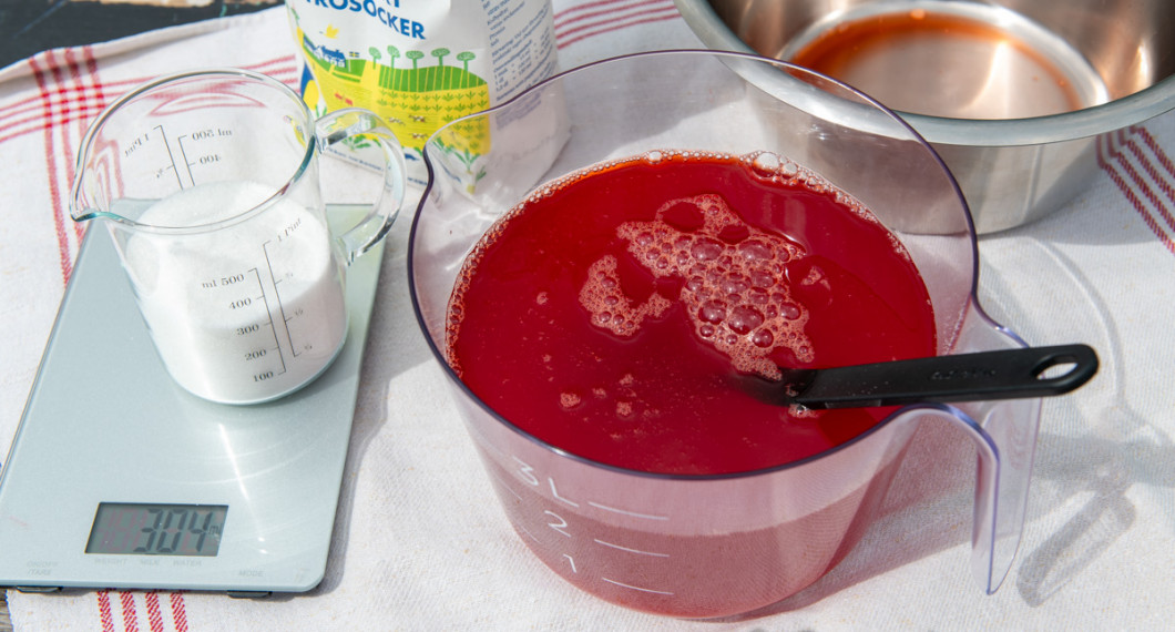 Beräkna hur mycket socker du ska tillsätta. Räkna 300 g socker per liter saft. Värm i en kastrull tills sockret smält. 