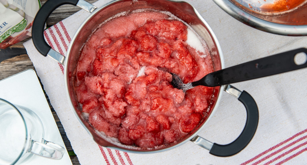 Tillsätt ett halvt kilo syltsocker till 1 kg bärmassa. 