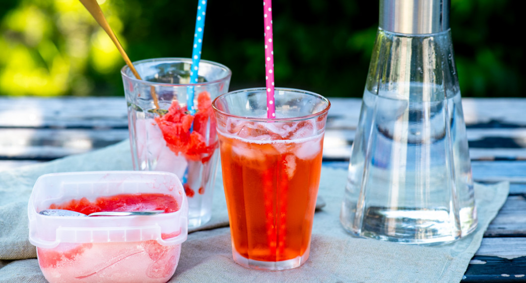 Skopa upp fryst saft direkt i glaset och fyll på med vatten samt rör om för iskall läskande saft. 