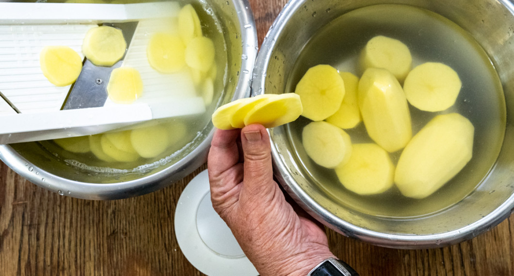 Fast stor potatis som skalas och skivas i ca 3 mm tjocka skivor. Sköljs noga innan de steks. 