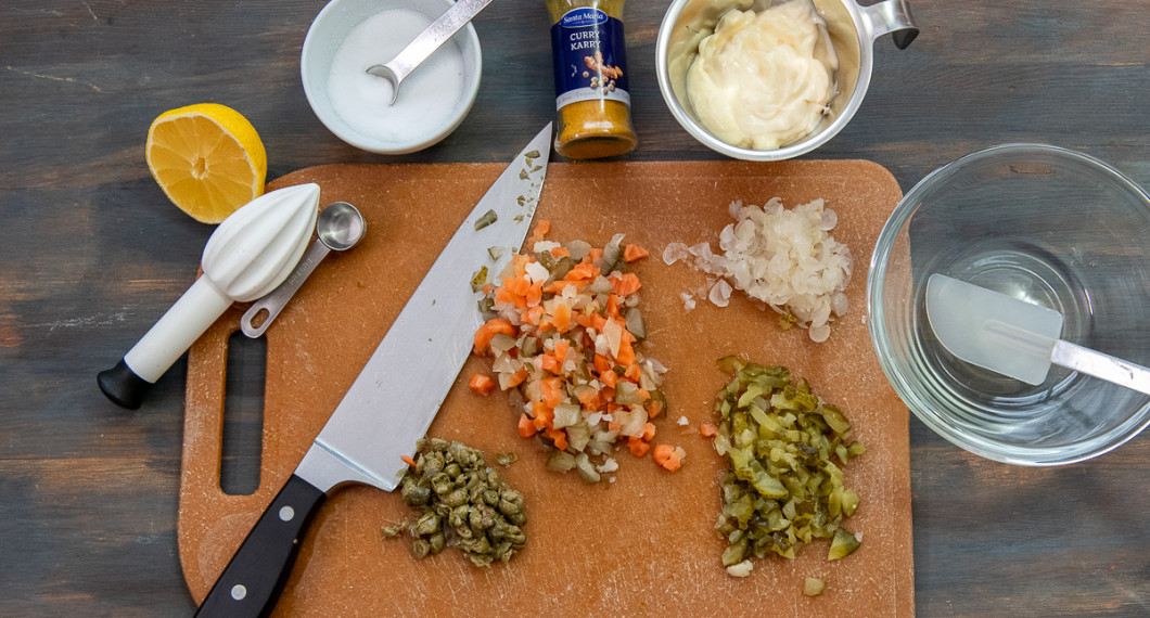 Hacka pickles, ättiksgurka, syltlök och kapris. 