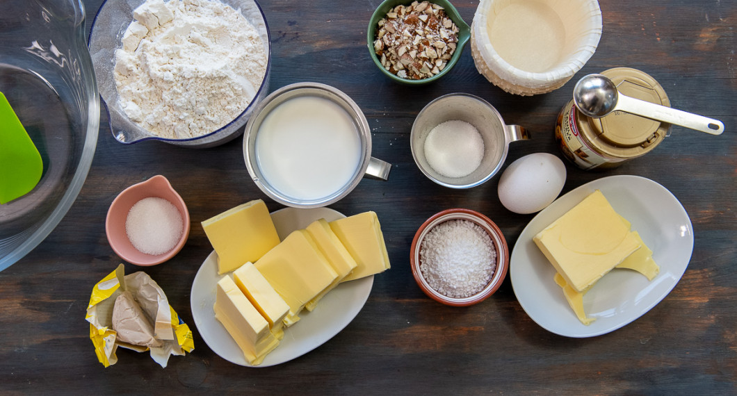 Till Rimbobullarna behöver du färsk jäst, socker, salt, vetemjöl, smör och mjölk. Till garnering mandel och ägg. Till fyllning smör, socker och vaniljsocker. Vidare bullformar. 