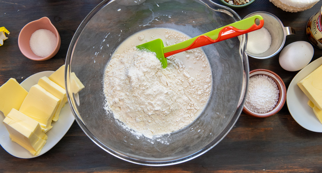 Tillsätt vetemjöl, salt och socker. 