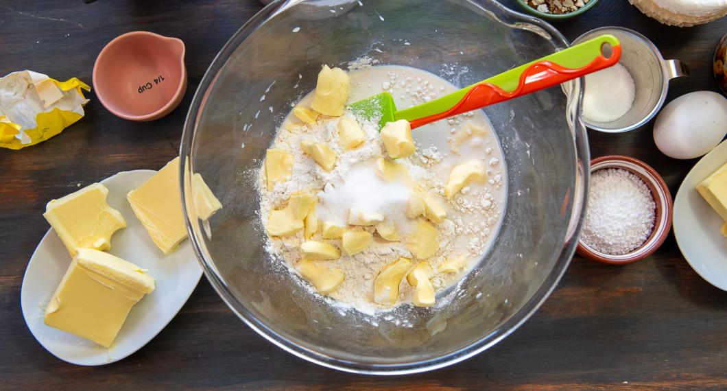 Tillsätt mjukt smör i klickar. 