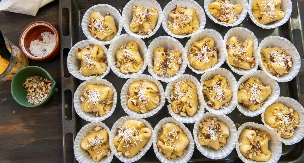 Pensla med ägg och strö över hackad mandel samt pärlsocker. 