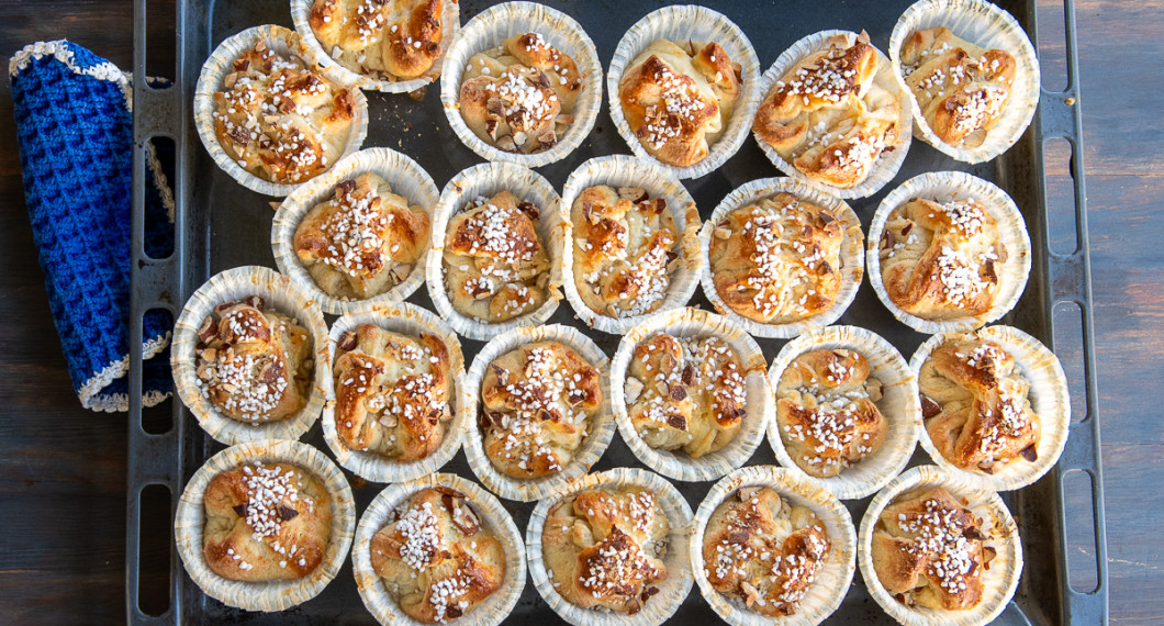 Grädda på 225 grader vanlig ugn i ca 12 minuter till fin färg. 