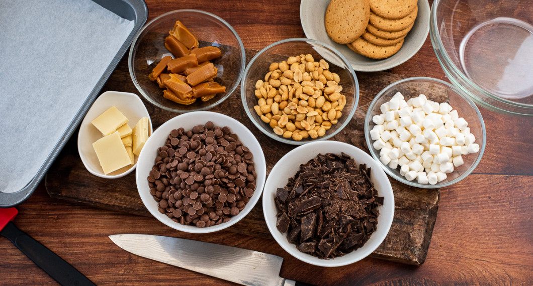 Ingredienser till Rocky road: vit choklad, mjölkchoklad, mörk choklad, mjuk kola, jordnötter, marshmallows samt Digetstivekex. 