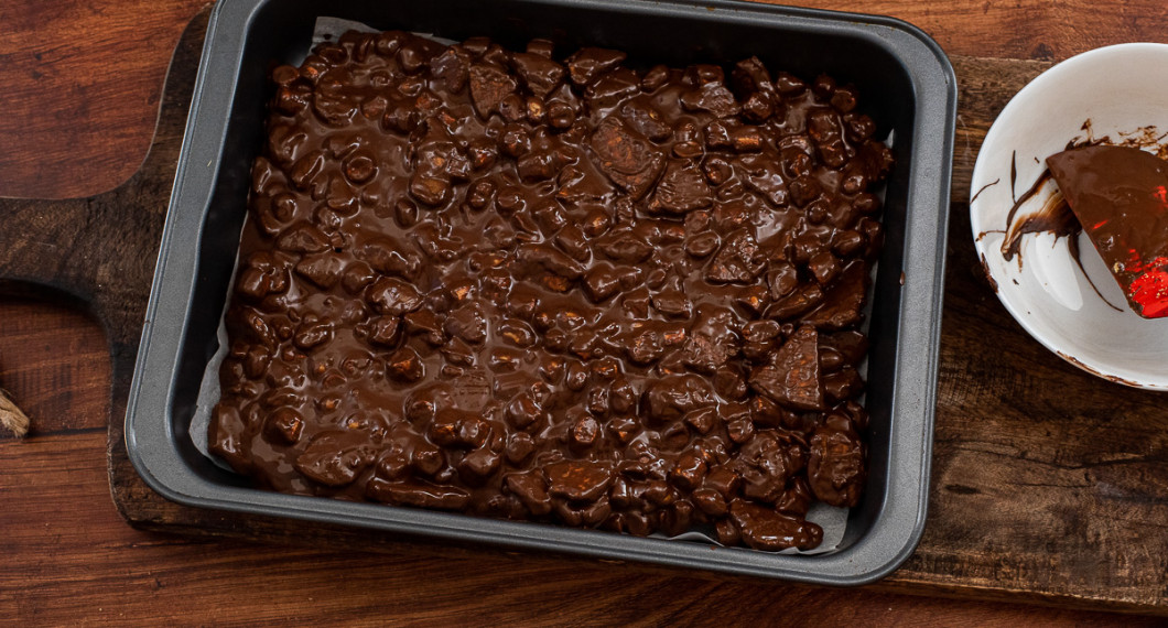 Bred ut chokladröran i en form på ca 20x28 cm med bakplåtspapper under. 