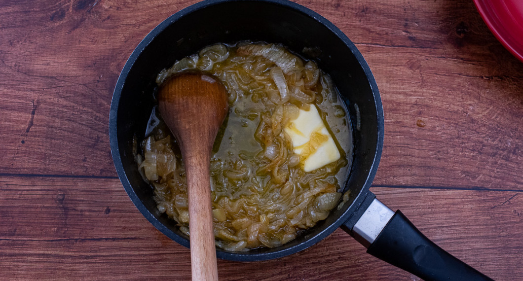 Stek löken mjuk i smör på medelvärme i ca 30 minuter under lock. 