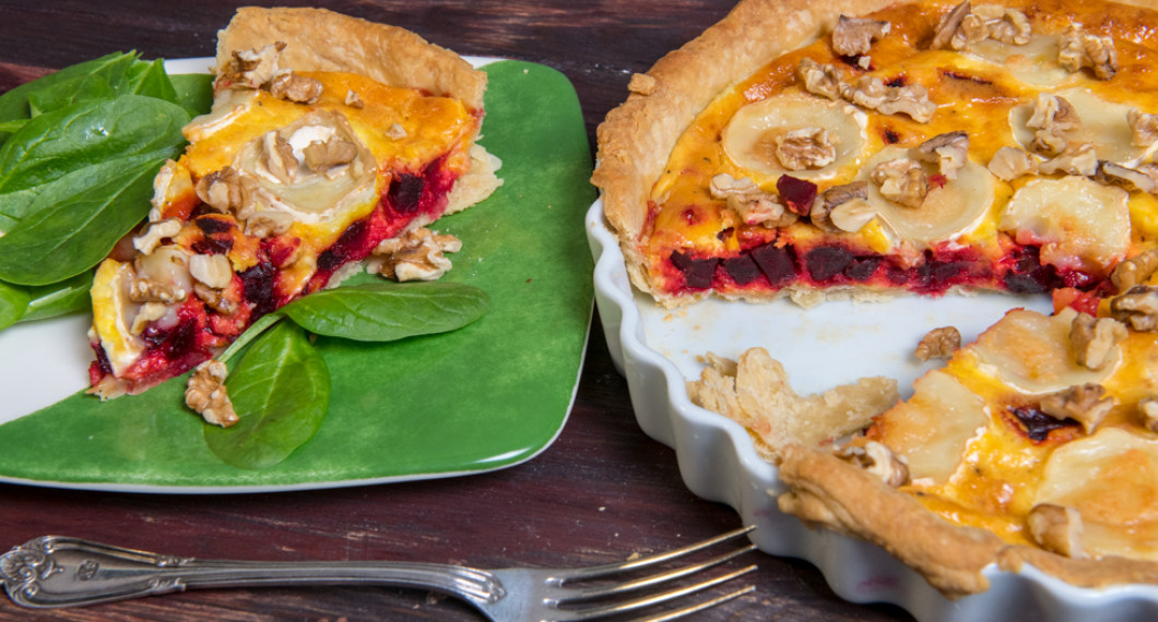 Rödbetspajen kan bakas dagen innan. Röd och fin samt någorlunda vegetarisk passar den även till julbord som vegorätt.  