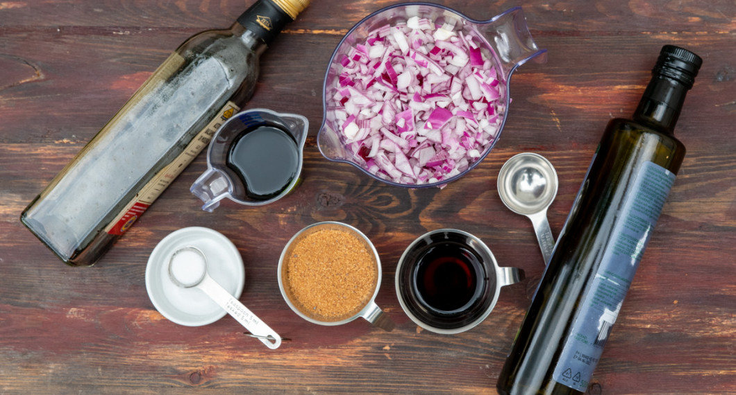 Ingredienser till rödlöksmarmeladen: olivolja, rödlök, salt, brun farin, röd vinäger och rött vin. 