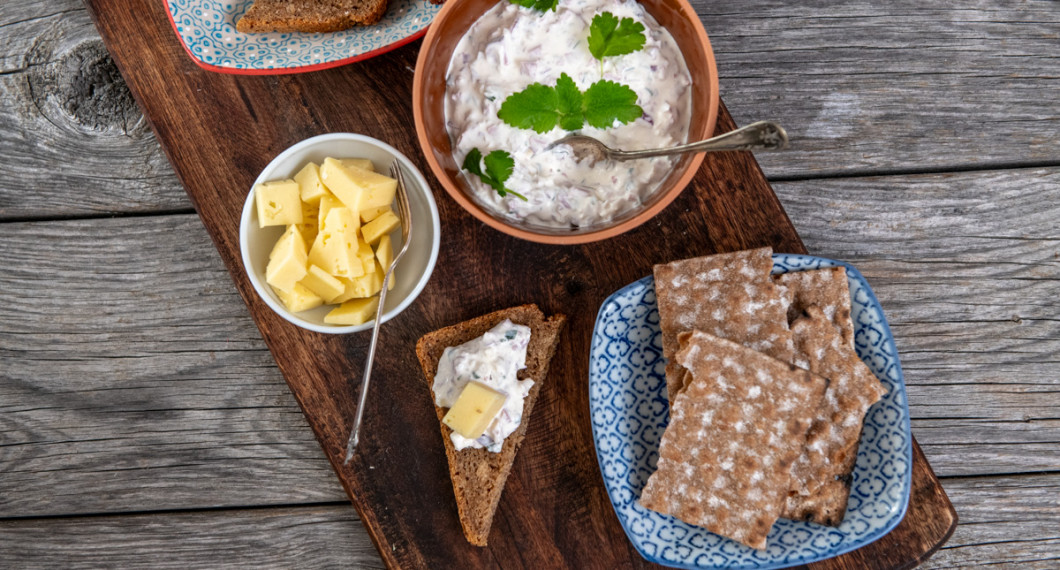 Röran serverad med mörkt bröd, knäckebröd samt lagrad ost 