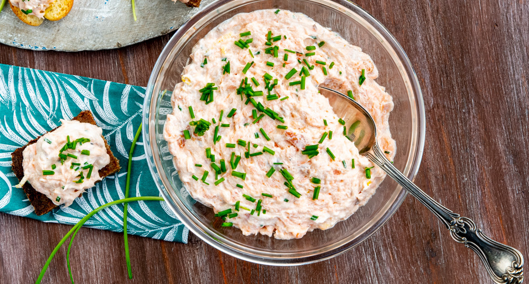 Röran blir krämig av färskost, gräddfil och majonnäs samt får smak av citron och gräslök. 