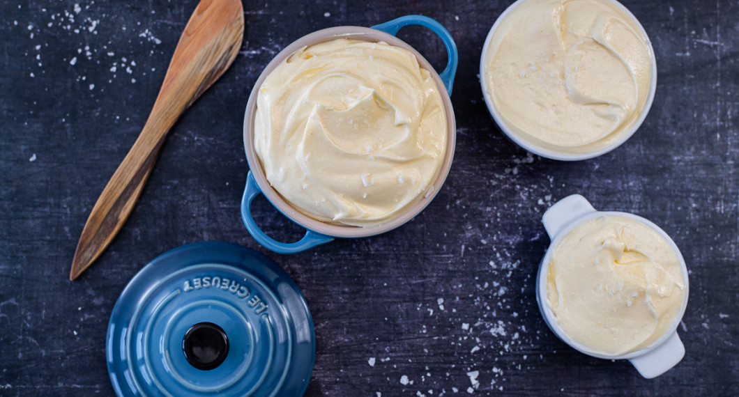 Lägg upp smöret i valfria smörbyttor, små skålar eller liknande. Kan förberedas och förvaras i kylen. 