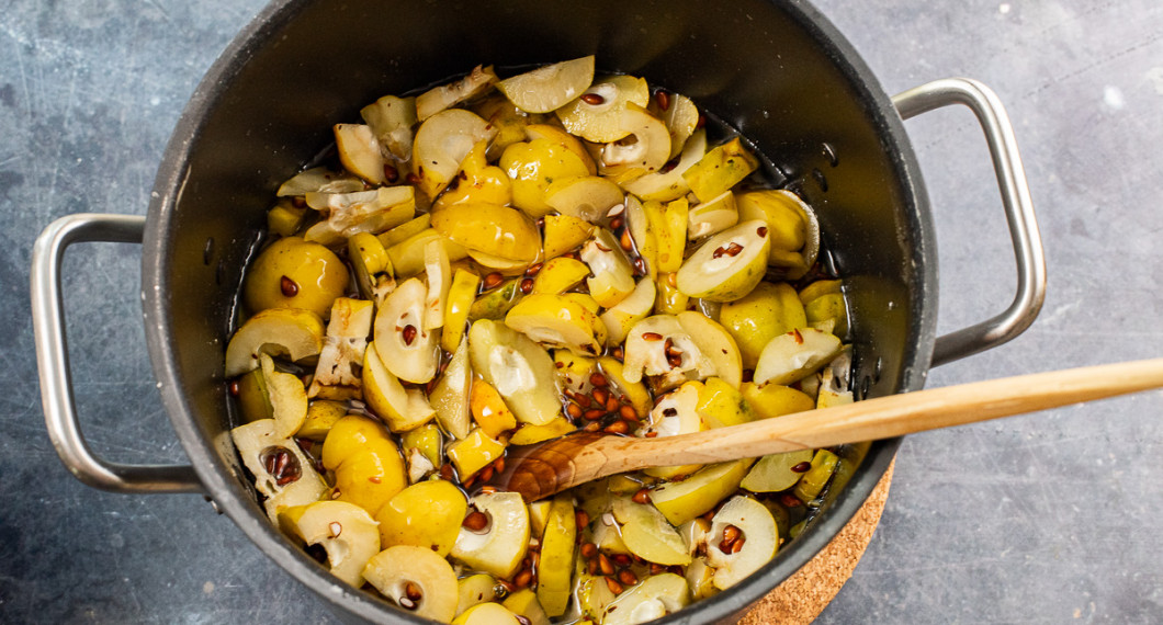 Lägg i en gryta med vatten, socker och vaniljsocker.