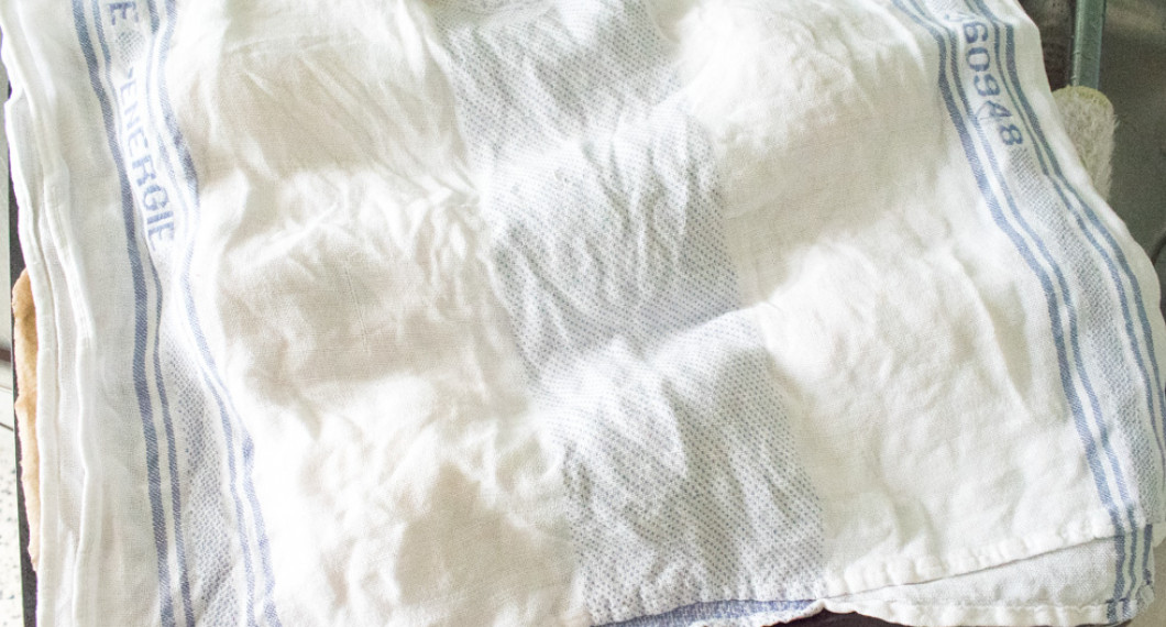 Täck över den rostade paprikan med en ren handduk eller lägg i en bunke och täck med gladplast i minst 20 minuter - sedan kan man dra av skalet. 