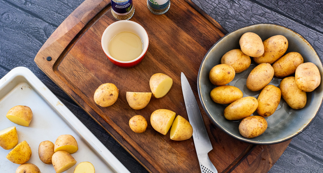 Små potatisar kan du behålla hela och större potatisar kan du dela. 