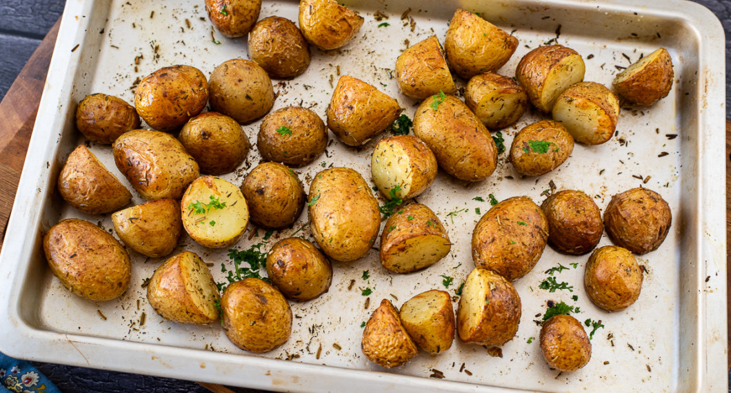 Rosta potatisen tills den är mjuk och har fin färg. 