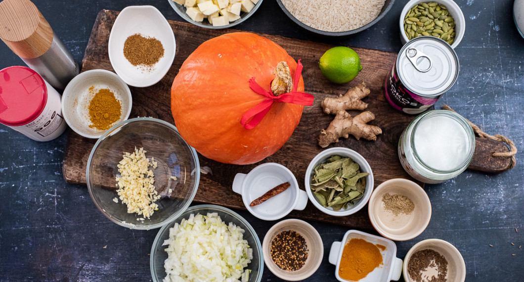 Ingredienser till pumpacurryn: salt, svartpeppar, curry, garam masala, vitlök, gul lök, hokkaidopumpa, chili, senapsfrön, curryblad, gurkmeja, kummin, kardemumma, kokosolja, ingefära, lime, kokosmjölk, pumpafrön, basmatiris och grillost. 