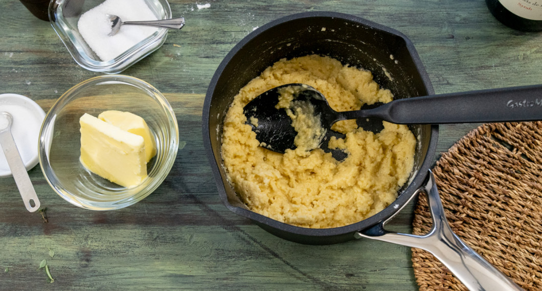 Smör och mjöl kokas ihop till Beurre Manié eller vit roux - Roux Blanc. 