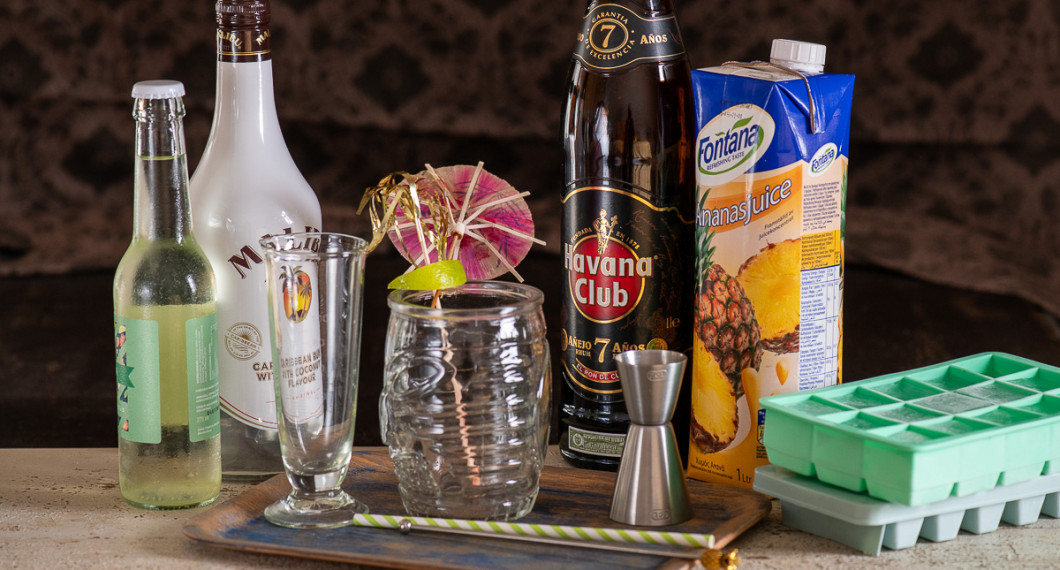 Till drinken behöver du lemonad, malibu kokosrom, mörk rom, ananasjuice, glas, is och 