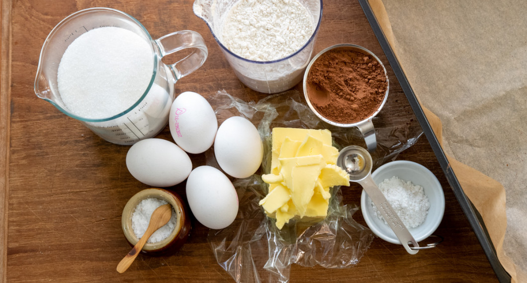 Ingredienser till chokladbotten: socker, vetemjöl, kakao, ägg, smör, salt och vaniljsocker. 