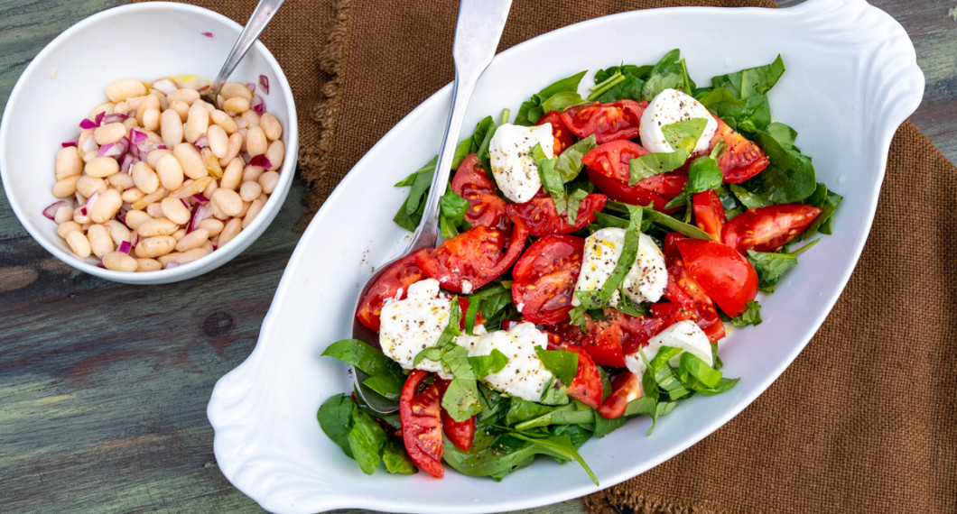 Variant på caprese tomatsallad med hackad babyspenat. 